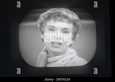 1957, historique, la chanteuse et actrice Tonia Bern sur un programme télévisé de la BBC de l'époque, le Benny Hill Show. Née en Belgique sous le nom d'Antoinette Marie Bern, elle a étudié la musique et la musique à un jeune âge, apparaissant à Paris à seulement 16 ans. Une femme glamour et attirante, au milieu de la cinquantaine, elle a été à la télévision et dans les films et en 1958 a épousé Donald Campbell, le pilote légendaire de la vedette Bluebird et le seul homme à briser le monde, la terre et les records de vitesse de l'eau dans la même année. Campbell est mort dans une tentative sur le record mondial de vitesse de l'eau à Coniston Water, Cumbria en 1967. Banque D'Images