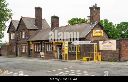 L'ancienne gare de West Derby, Mill Lane, Liverpool 12. Sur la ligne de Liverpool Loop Line. Photo prise en juillet 2022. Banque D'Images