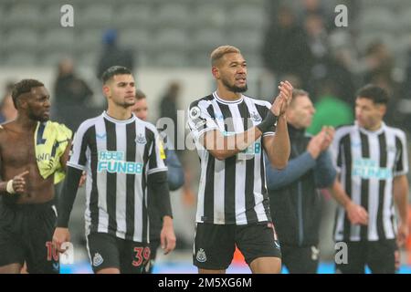 Newcastle, Royaume-Uni. 31st décembre 2022., Joelinton applaudit les fans de la maison après le match Premier League Newcastle United vs Leeds United à St. James's Park, Newcastle, Royaume-Uni, 31st décembre 2022 (photo de Mark Cosgrove/News Images) à Newcastle, Royaume-Uni, le 12/31/2022. (Photo de Mark Cosgrove/News Images/Sipa USA) crédit: SIPA USA/Alay Live News Banque D'Images