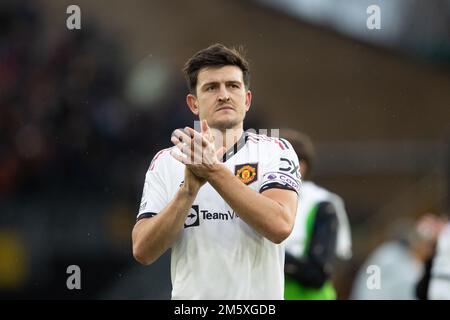 Wolverhampton, Royaume-Uni. 31st décembre 2022. Wolverhampton, Royaume-Uni. 31st décembre 2022. Harry Maguire de Manchester United applaudit les fans après le match de la Premier League entre Wolverhampton Wanderers et Manchester United à Molineux, Wolverhampton, le samedi 31st décembre 2022. (Credit: Gustavo Pantano | MI News ) Credit: MI News & Sport /Alay Live News Banque D'Images