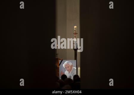 Munich, Allemagne. 31st décembre 2022. Une photo du regretté Pape émérite Benoît XVI est vue pendant la messe de la Saint-Sylvestre au Liebfrauendom à Munich. Le pape émérite Benoît XVI est décédé le 31 décembre 2022 au Vatican à l'âge de 95 ans. Crédit : Lennart Preiss/dpa/Alay Live News Banque D'Images