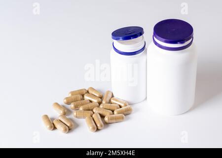 Flacons Mockup avec des pilules bio naturelles ou des vitamines, fond blanc. Banque D'Images