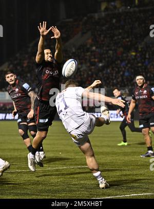 Barnett, Royaume-Uni. 31st décembre 2022. Rugby, premier ministre. Saracens V Exeter Chiefs. Stade Stone X. Barnett. Tom Cairns (Exeter) donne des coups de pied à Saracens Andy Christie (Saracens) tente de bloquer pendant le match de rugby Saracens V Exeter Chiefs Gallagher Premiership. Credit: Sport en images/Alamy Live News Banque D'Images