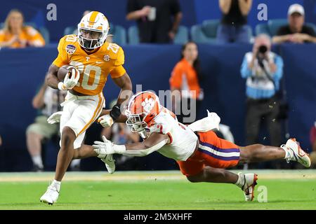 Miami Gardens, Floride, États-Unis. 30th décembre 2022. Tennessee Volunteers en course de retour JAYLEN WRIGHT (20) dirige le ballon pendant le match de la NCAA Capital One Orange Bowl 2022 entre les Tennessee Volunteers et les Clemson Tigers au Hard Rock Stadium de Miami Gardens. Wright s'est précipité pour 89 mètres dans le jeu. (Image de crédit : © Cory Knowlton/ZUMA Press Wire) Banque D'Images