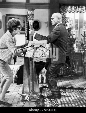 Kay Kendall, YUL Brynner, sur le tournage du film britannique, 'une fois de plus, avec Feeling!', Columbia Pictures, 1960 Banque D'Images