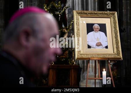 Prague, République tchèque. 31st décembre 2022. L'archevêque de Prague Jan Graubner dirige une messe pour le Pape émérite Benoît XVI à Prague, République tchèque, 31 décembre 2022. Le pape émérite Benoît XVI, le théologien allemand est mort, a annoncé le Vatican. Il avait 95 ans. Crédit : Ondrej Deml/CTK photo/Alay Live News Banque D'Images