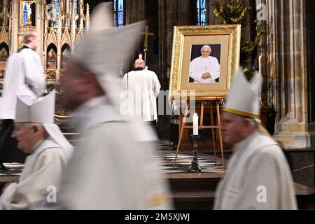 Prague, République tchèque. 31st décembre 2022. Une messe pour le pape émérite Benoît XVI à Prague, République tchèque, 31 décembre 2022. Le pape émérite Benoît XVI, le théologien allemand est mort, a annoncé le Vatican. Il avait 95 ans. Crédit : Ondrej Deml/CTK photo/Alay Live News Banque D'Images