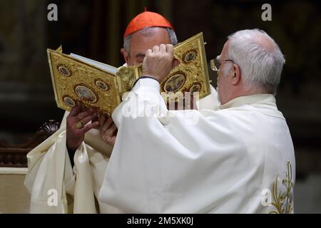 LE PAPE BENOÎT XVI, 95 ans, est décédé paisiblement aux premières heures de la Saint-Sylvestre, à 31 décembre 2022. Le Pape était un prétardif à la retraite de l'Église catholique qui a servi de chef de l'Église et de souverain de l'État de la Cité du Vatican de 19 avril 2005 jusqu'à sa démission de 28 février 2013. L'élection de Benoît XVI comme pape s'est produite dans le conclave papal de 2005 qui a suivi la mort du pape Jean-Paul II Naissance: 16 avril 1927 à Marktl, Allemagne. Son nom complet était Joseph Aloisius Ratzinger PHOTO DE: 30 décembre 2022, Rome, Italie: Messe et prière pour le Pape émérite Benoît XVI célébré par Banque D'Images