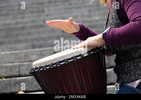 jouer le tambour avec les mains en gros plan, instrument de musique Banque D'Images