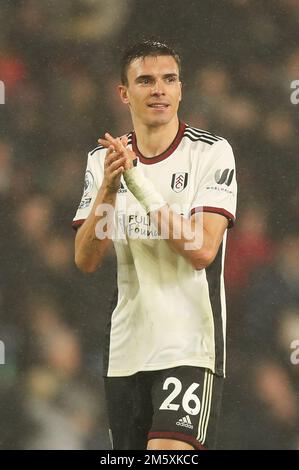 Londres, Royaume-Uni. 31st décembre 2022. Le gardien de but JO o Palhinha de Fulham salue les supporters à la maison à temps plein lors du match de Premier League entre Fulham et Southampton à Craven Cottage, Londres, Angleterre, le 31 décembre 2022. Photo de Ken Sparks. Utilisation éditoriale uniquement, licence requise pour une utilisation commerciale. Aucune utilisation dans les Paris, les jeux ou les publications d'un seul club/ligue/joueur. Crédit : UK Sports pics Ltd/Alay Live News Banque D'Images