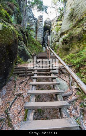 Adrspasske Skaly ville avec des tours de roche et de randonnée pédestre avec des escaliers en bois en république tchèque Banque D'Images