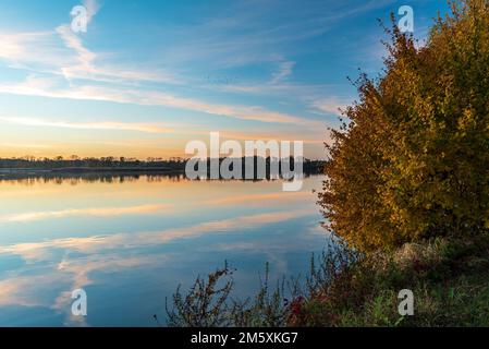 Étang aux arbres et ciel bleu après le coucher du soleil d'automne - bassin de Bezruc à CHKO Poodri en République tchèque Banque D'Images