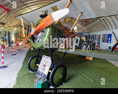 Une réplique de la célèbre Sopwith Camel au musée de l'air de Montrose, abritée comme une exposition statique dans l'un des cintres d'origine. Banque D'Images