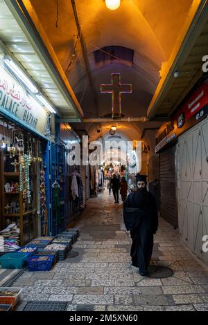 Un prêtre orthodoxe grec traverse la rue du quartier chrétien dans la vieille ville chrétienne Jérusalem-est Israël Banque D'Images