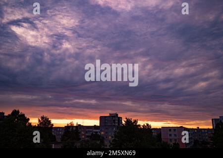 Un temps écoulé du ciel du soir après une journée de pluie. Banque D'Images