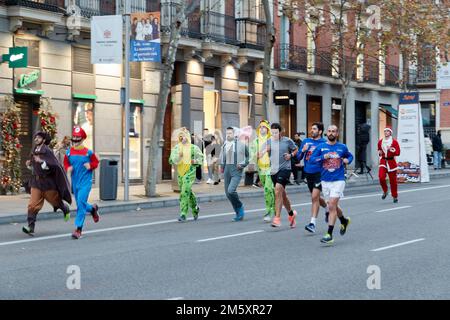 Coureurs de la San Silvestre Vallecana 2023 avec une atmosphère festive et sportive Banque D'Images