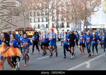 Coureurs de la San Silvestre Vallecana 2023 avec une atmosphère festive et sportive Banque D'Images