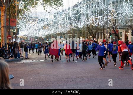 Coureurs de la San Silvestre Vallecana 2023 avec une atmosphère festive et sportive Banque D'Images