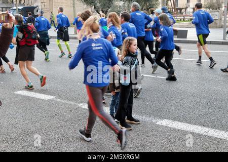 Coureurs de la San Silvestre Vallecana 2023 avec une atmosphère festive et sportive Banque D'Images