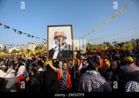 Gaza, Gaza. 31st décembre 2022. Les Palestiniens ont une photo du président palestinien Mahmoud Abbas lors d'un rassemblement marquant le 58th anniversaire de la fondation du mouvement du Fatah, à Gaza, samedi, à 31 décembre 2022. Photo par Ismael Mohamad/UPI crédit: UPI/Alay Live News Banque D'Images