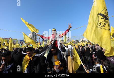 Gaza, Gaza. 31st décembre 2022. Les Palestiniens prennent part à un rassemblement marquant le 58th anniversaire de la fondation du mouvement Fatah, à Gaza, samedi, à 31 décembre 2022. Photo par Ismael Mohamad/UPI crédit: UPI/Alay Live News Banque D'Images