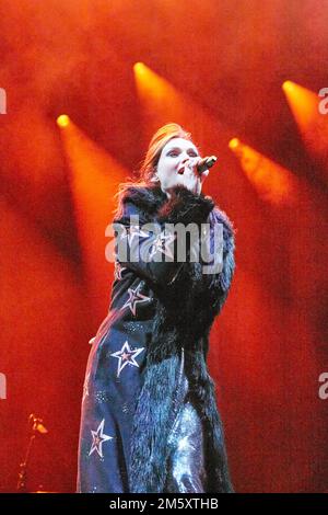 Édimbourg, Royaume-Uni. 30th décembre 2022. Sophie Ellis-Bextor fait la une des journaux de la soirée disco dans les Princes Street Gardens d'Édimbourg, alors que les célébrations commencent pour la première partie de rue Hogmanay d'Édimbourg depuis la pandémie de Covid-19. Crédit : Brian Wilson/Alay Live News Banque D'Images