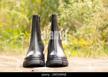 chaussures montantes noires pour femmes avec semelles épaisses sur des bûches, chaussures hiver pour femmes, chaussures et mode Banque D'Images