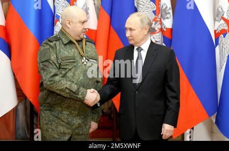 Rostov-sur-le-Don, Russie. 31st décembre 2022. Le président russe Vladimir Poutine décerne au commandant des forces russes en Ukraine, le général Sergei Surovikin, l'ordre de Saint-Georges, lors d'une cérémonie au quartier général du district militaire du Sud, à 31 décembre 2022, à Rostov-sur-le-Don, en Russie. Poutine a remis des prix et prononcé son discours du nouvel an au cours de sa visite. Credit: Mikhail Klimentyev/Kremlin Pool/Alamy Live News Banque D'Images