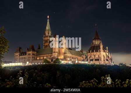 Une longue exposition photo après un feu d'artifice de la colline du Parlement la nuit dans le centre-ville d'Ottawa Banque D'Images