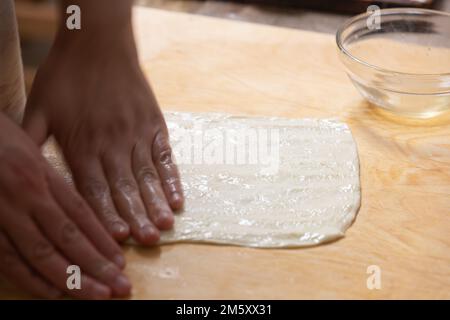 pétrir des crêpes à la main, beignets marocains faits à la main Banque D'Images