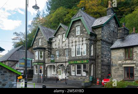 Le Pont y pair inn, Holyhead Road, Betws y Coed, pays de Galles du Nord. Photo prise en octobre 2021. Banque D'Images