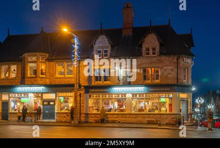 The Station Pub, Conway Road et Station Road, Colwyn Bay, pays de Galles du Nord. Photo prise en décembre 2022. Banque D'Images