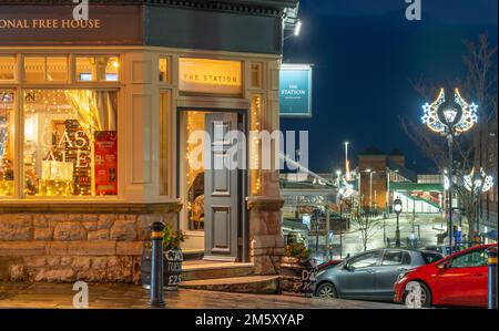 The Station Pub, Conway Road et Station Road, Colwyn Bay, pays de Galles du Nord. Photo prise en décembre 2022. Banque D'Images