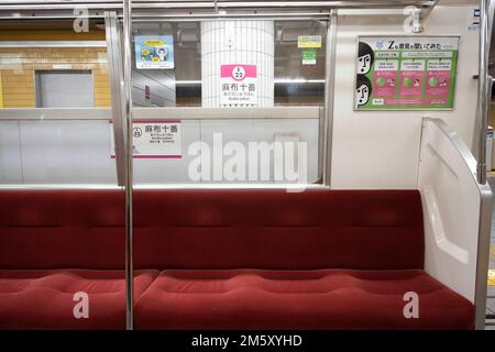 Tokyo, Japon. 31st décembre 2022. Sièges vides à la gare Azabu-Juban sur la ligne de métro Toei Odeo avec des voyageurs de vacances qui parcourent la ligne de transport public de train lourd rapide. Métro de Tokyo, Saint-Sylvestre. Le Japon a récemment rouvert ses portes au tourisme après plus de deux ans d'interdiction de voyager en raison de la pandémie COVID-19. Le yen s'est considérablement déprécié par rapport au dollar américain, créant des troubles économiques pour le commerce international et l'économie japonaise. Crédit : ZUMA Press, Inc./Alay Live News Banque D'Images