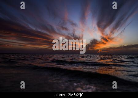 Yanbu, Arabie Saoudite. 31st décembre 2022. Coucher de soleil pendant le Prologue du Dakar 2023, sur 31 décembre 2022 près de Yanbu, Arabie Saoudite - photo: Julien Delfosse/DPPI/LiveMedia Banque D'Images