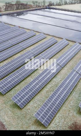 Panneaux de chaleur solaires fournissant une énergie alternative au village local Banque D'Images