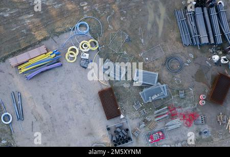 Matériaux et outils du chantier de construction vus d'en haut Banque D'Images