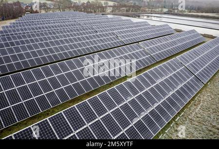 Panneaux de chaleur solaires fournissant une énergie alternative au village local Banque D'Images