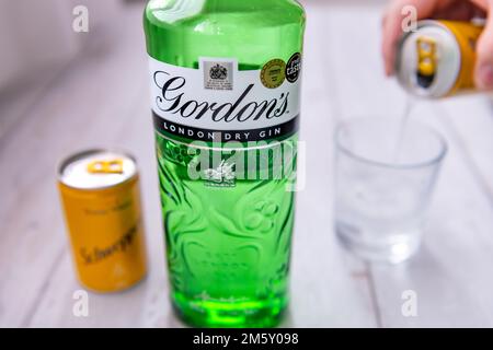 Londres. ROYAUME-UNI- 12.31.2022. Une bouteille de London Dry Gin de Gordon qui va habituellement avec de l'eau tonique et du citron. Banque D'Images