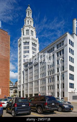 La tour électrique est revêtue de terre cuite blanche et est l'un des plus hauts bâtiments de Buffalo. Banque D'Images