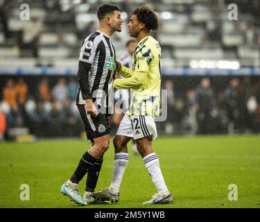 Newcastle upon Tyne, Royaume-Uni. 31st décembre 2022. NEWCASTLE UPON TYNE, ANGLETERRE - DÉCEMBRE 31 : Bruno Guimarães de Newcastle affronte Tyler Adams après avoir été fouillé pendant le match de la Premier League entre Newcastle United et Leeds United à St. James Park on 31 décembre 2022 à Newcastle upon Tyne, Royaume-Uni. &#XA; (Foto: Richard Callis/Sports Press photo/C - DÉLAI D'UNE HEURE - ACTIVER FTP UNIQUEMENT SI LES IMAGES DE MOINS D'UNE HEURE - Alay) crédit: SPP Sport Press photo. /Alamy Live News Banque D'Images