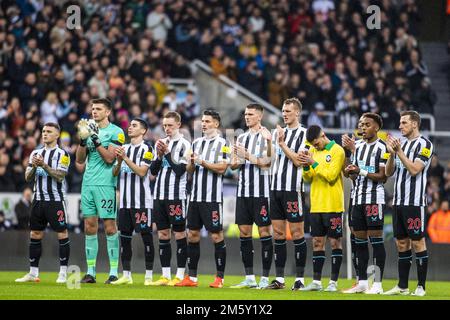 Newcastle upon Tyne, Royaume-Uni. 31st décembre 2022. NEWCASTLE UPON TYNE, ANGLETERRE - DÉCEMBRE 31 : les joueurs de Newcastle respectent Pele qui est décédé à Sao Paulo sur 29 décembre 2022 avant le match de la première ligue entre Newcastle United et Leeds United à St. James Park on 31 décembre 2022 à Newcastle upon Tyne, Royaume-Uni. &#XA; (Foto: Richard Callis/Sports Press photo/C - DÉLAI D'UNE HEURE - ACTIVER FTP UNIQUEMENT SI LES IMAGES DE MOINS D'UNE HEURE - Alay) crédit: SPP Sport Press photo. /Alamy Live News Banque D'Images