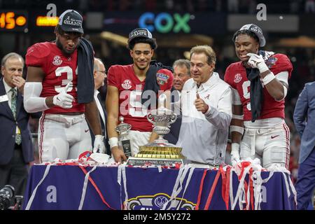 31 décembre 2022: Alabama Players Wwill Anderson Jr. (31), Jordan Battle (9), et Bryce Young (9) avec l'entraîneur en chef Nick Saban posent pour une photo avec le trophée après le Allstate Sugar Bowl 89th annuel entre la marée cramoisi Alabama et la rue Kansas Wildcats au Caesars Superdome de la Nouvelle-Orléans, LA. Jonathan Mailhes/CSM Banque D'Images