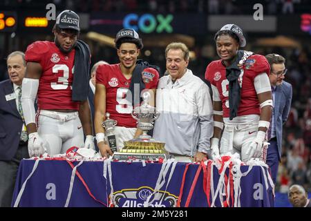 31 décembre 2022: Alabama Players Wwill Anderson Jr. (31), Jordan Battle (9), et Bryce Young (9) avec l'entraîneur en chef Nick Saban posent pour une photo avec le trophée après le Allstate Sugar Bowl 89th annuel entre la marée cramoisi Alabama et la rue Kansas Wildcats au Caesars Superdome de la Nouvelle-Orléans, LA. Jonathan Mailhes/CSM Banque D'Images