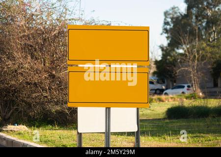 Vider l'affiche métallique jaune accrochée à un poteau Banque D'Images