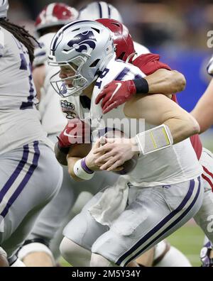 La Nouvelle-Orléans, États-Unis. 01st janvier 2023. Alabama Crimson Tide défensive back Malachi Moore (13) sacs Kansas State Wildcats Quarterback will Howard (18) pendant le Sugar Bowl au Caesars Superdome à la Nouvelle-Orléans samedi, 31 décembre 2022. Photo par AJ Sisco/UPI crédit: UPI/Alay Live News Banque D'Images