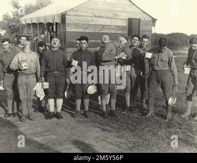 Les soldats garent de l'eau salée pour prévenir l'infection durant la pandémie de grippe de 1918 Banque D'Images