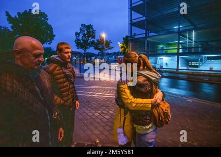 18-09-2022 Bonn, Allemagne. Un couple ukrainien âgé est venu en Allemagne pour leur fille - une jeune blonde à droite, qui épouse sa mère (fille a) Banque D'Images