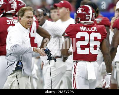 La Nouvelle-Orléans, États-Unis. 01st janvier 2023. Nick Saban, entraîneur-chef de Crimson Tide d'Alabama, s'adresse aux joueurs en marge du Sugar Bowl au Caesars Superdome de la Nouvelle-Orléans samedi, 31 décembre 2022. La marée cramoisi d'Alabama a battu les Wildcats de l'État du Kansas, 45-20. Photo par AJ Sisco/UPI crédit: UPI/Alay Live News Banque D'Images