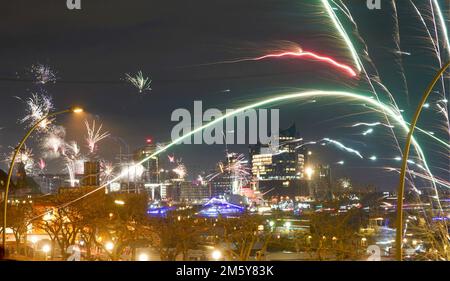 Hambourg, Allemagne. 01st janvier 2023. Des feux d'artifice colorés peuvent être vus dans le ciel au-dessus de la ville à minuit. Credit: Marcus Brandt/dpa/Alay Live News Banque D'Images